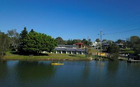 Hibiscus Lakeside Motel